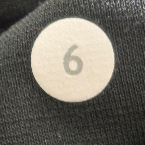 Lululemon Women's Cropped Leggings Size 6 with 21" Inseam in Black - Picture 9 of 13